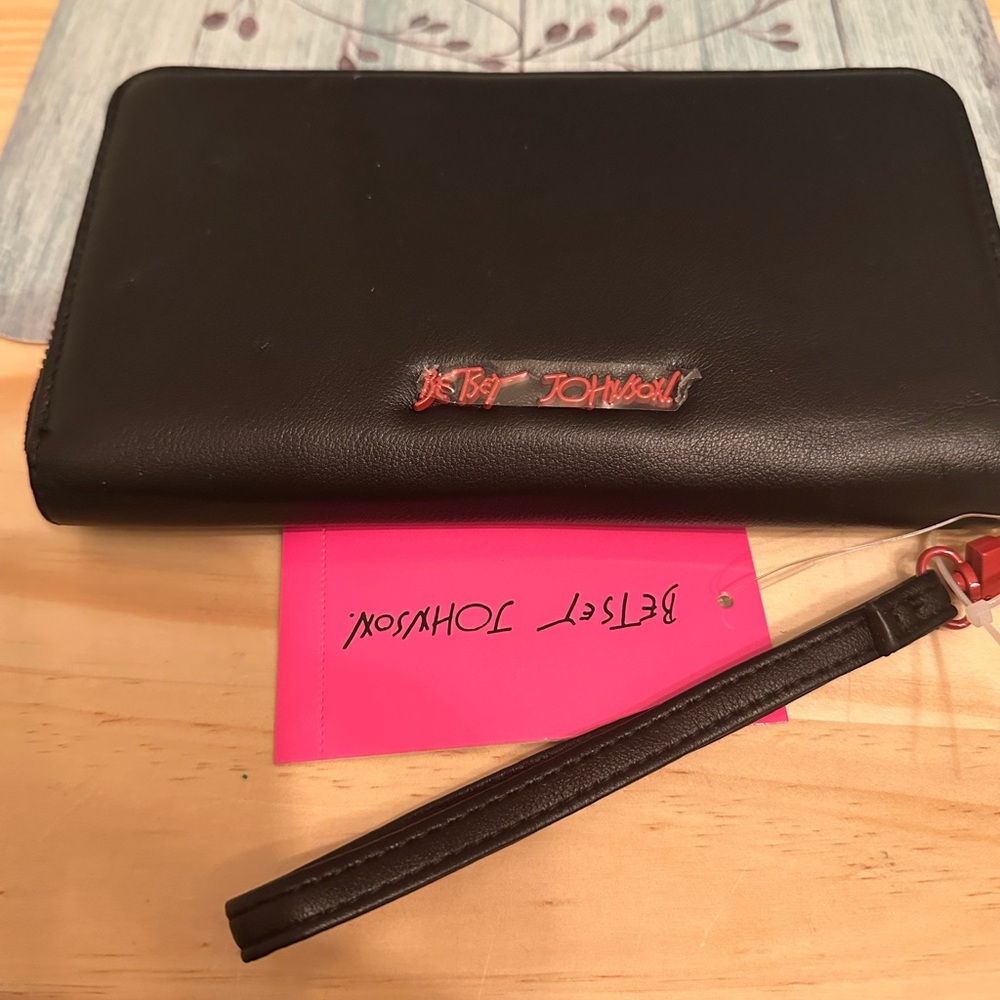 Betsey Johnson Adorable Heart Wallet Wristlet NWT - Picture 4 of 6